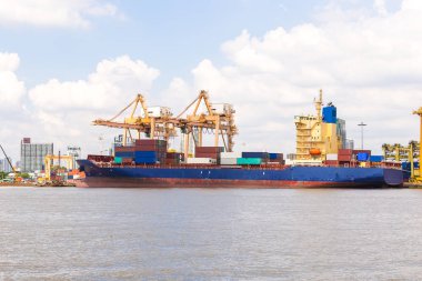 Endüstriyel iş limanda nakliye konteyner yükleme