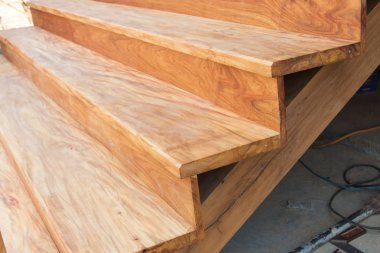 Ahşap zemin, doğal ahşap merdiven.