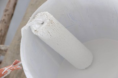 Duvar boyası beyaz renk ile boyama