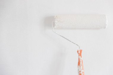 Duvar boyası beyaz renk ile boyama