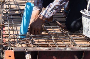 Erkekler çalışan SLIP boru kat inşaat siteleri için.