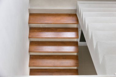 Ev tasarım merdiven beton üst ahşap iç site inşaat inşa