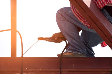 Kaynak çelik ev inşaat adam yapı çatı