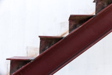 Çelik merdiven çelik i-sinyaller kullanarak yükleme.