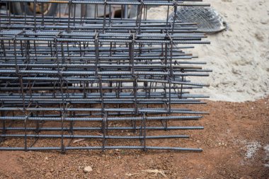 Hazırlık çelik direk inşaat bağlı.