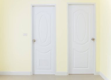 iç arka plan boş oda duvar sarı renk ve beyaz kapı