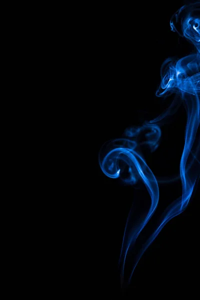 Humo Azul Blanco Aislado Sobre Fondo Negro —  Fotos de Stock