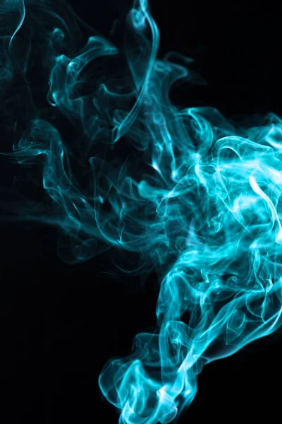 Yeşil ve beyaz duman siyah arka plan üzerine izole