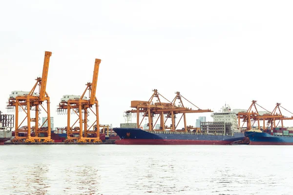 Endüstriyel iş limanda nakliye konteyner yükleme