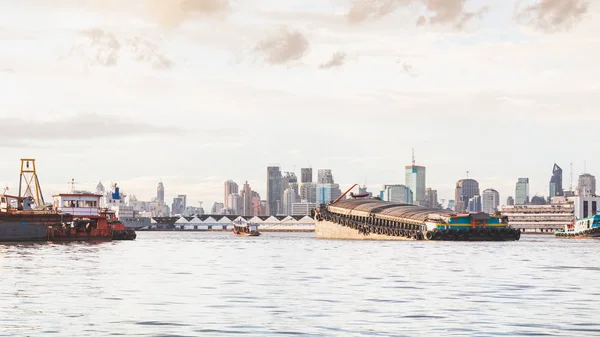 Човен Річці Чао Прайя Має Будівлі Фонове Зображення — стокове фото
