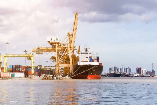 Endüstriyel iş yük konteyner liman gemi