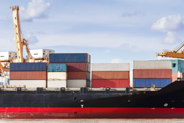 Endüstriyel iş limanda nakliye konteyner yükleme