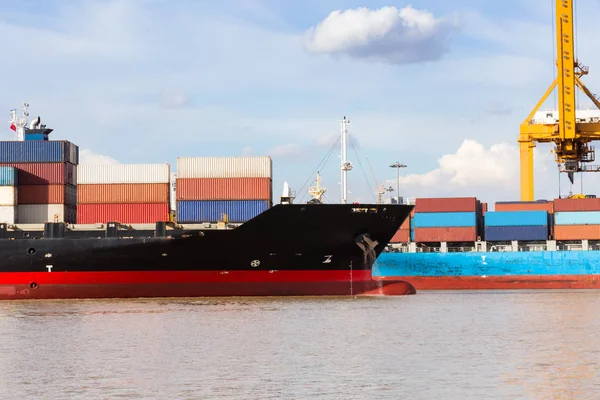 Endüstriyel iş limanda nakliye konteyner yükleme