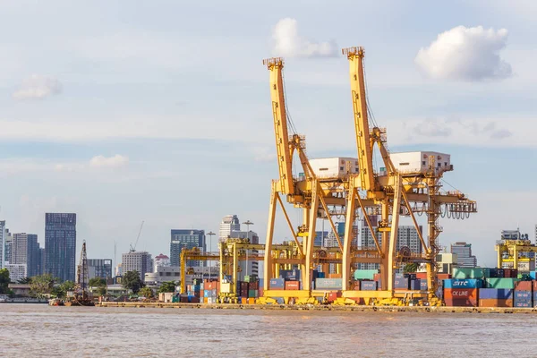 Bangkok, Tayland - 3 Eylül 2017: limanda Bangkok Tayland nakliye konteyner yükleme Endüstriyel iş.