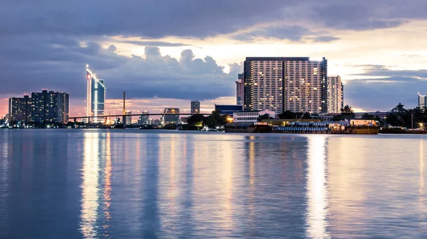 Chao Phraya Nehri'nin, alacakaranlık günbatımı bangkok önce bina görüntü güzelliği Tayland