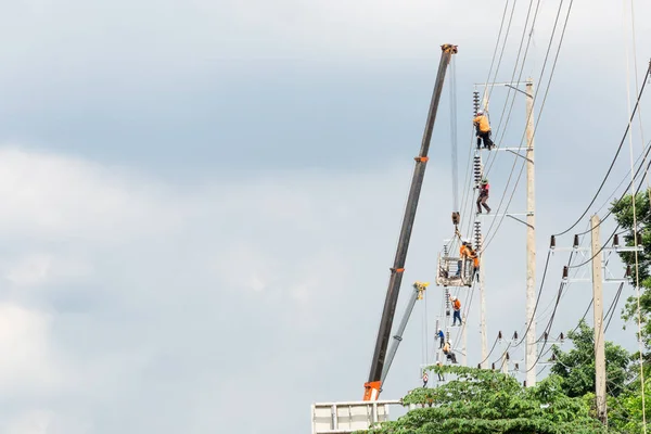 Yüksek Gerilim Workfield Kırsal Üzerinde Çalışmaya Mühendislik Asian Erkekler — Stok fotoğraf