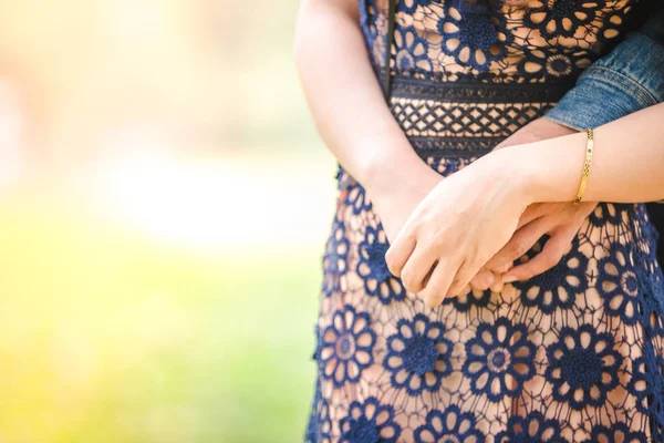 Park ağaç altında sevgi dolu portre Asya Çift