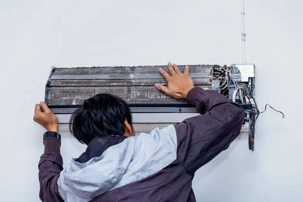 Ανδρών Εργαζομένων Καθαρισμού Ηλεκτρολόγο Κλιματιστικό Βρώμικο Στο Σπίτι — Φωτογραφία Αρχείου