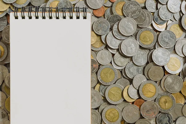 Papel Cuaderno Concepto Finanzas Empresariales Sobre Fondo Monedas —  Fotos de Stock