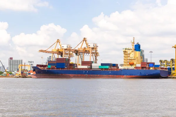 Endüstriyel iş limanda nakliye konteyner yükleme