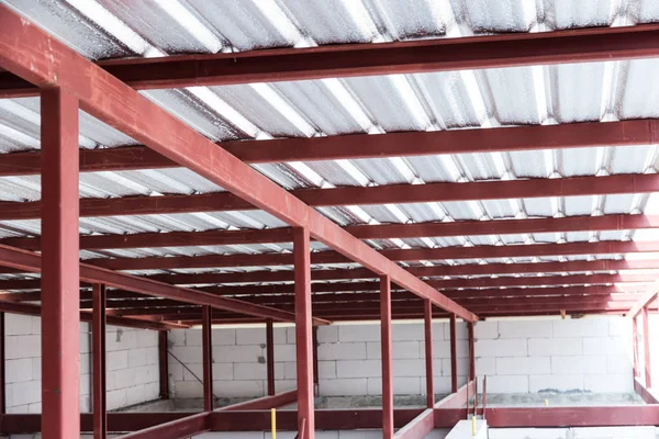 Sac altında çatı izolasyonu bağlı