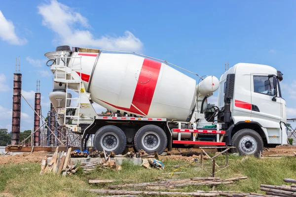 Burirum, Tayland - 6 Kasım 2015: Beton karışımı ayağı inşaat site nangrong Burirum Tayland içinde.