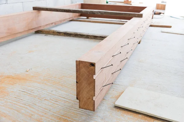 Ahşap kapı çerçevelerinde inşaat çakmak.