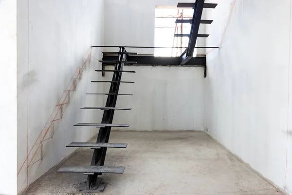Εγκατάσταση Του Χάλυβα Σκάλες Χρησιμοποιώντας Ατσάλι Beams — Φωτογραφία Αρχείου