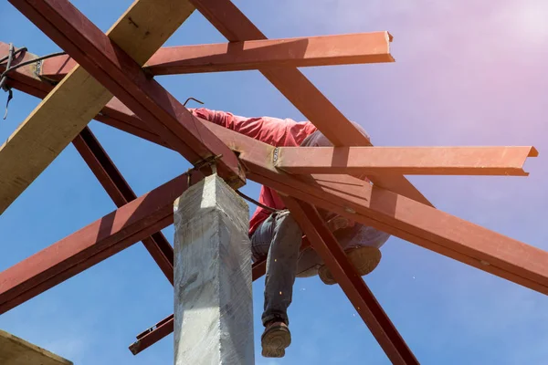 Kaynak çelik ev inşaat adam yapı çatı