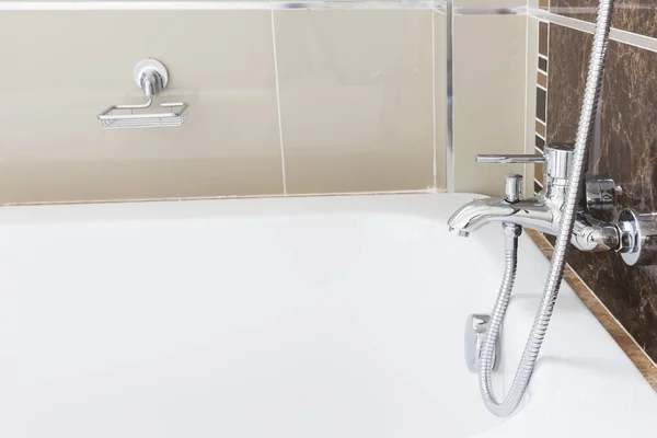 Μοντέρνο Σχεδιασμό Σπίτι Μπάνιο Μπανιέρα Λευκά Είδη Υγιεινής Στο Μπάνιο — Φωτογραφία Αρχείου