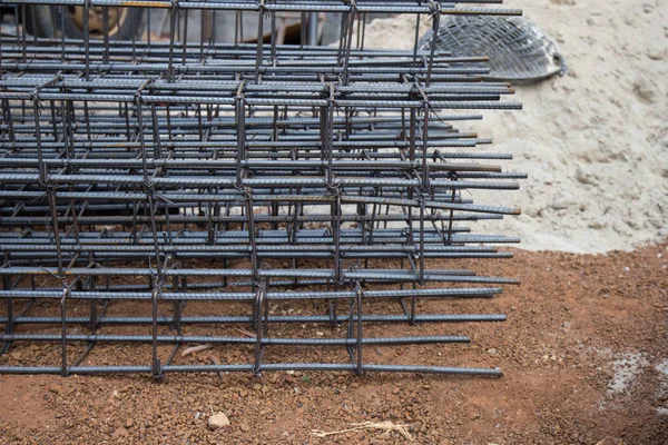 Hazırlık çelik direk inşaat bağlı.