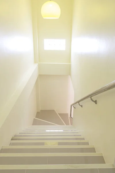 Industrie Bauunternehmer Treppenfliesen Und Aluminiumschienen Innenraum Der Wohnung — Stockfoto
