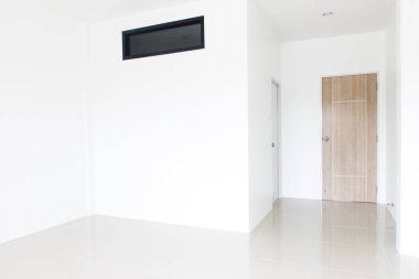 Boş oda ve modern bir evde kapı