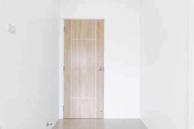 Boş oda ve modern bir evde kapı