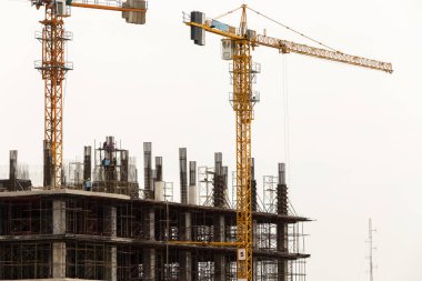 Endüstriyel Bina inşaat alanı içinde vinçler kullanın