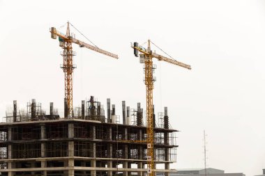 Endüstriyel Bina inşaat alanı içinde vinçler kullanın