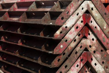 Çelik sütunlar inşaat sitedeki çerçeve