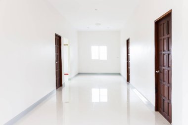 iç arka plan boş oda beyaz duvar rengi ve kahverengi kapı