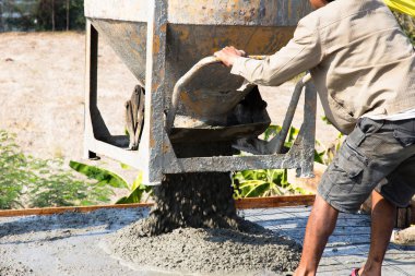 Bir kova ile bir vinç yardımıyla yere Beton dökme