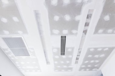 Boş oda iç yapı alçı tahta tavan ve klima inşaat sitesinde