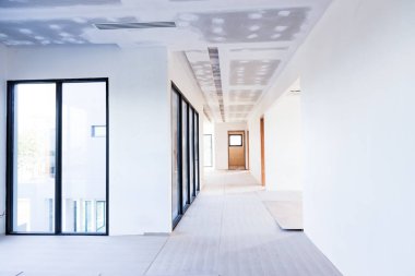 Boş oda iç yapı alçı tahta tavan ve klima inşaat sitesinde