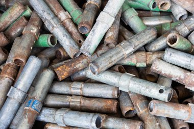 İnşaat sektöründe kullanılan iskele bağlanmak.