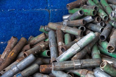 İnşaat sektöründe kullanılan iskele bağlanmak.