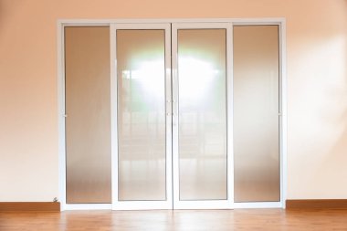 iç arka plan boş oda duvar sarı renk ve beyaz kapı