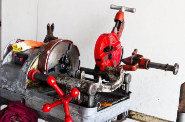 Adam çalışma boru makine iş parçacığı iş parçacığı dişli hortum bağlantı ile site yapımında yapıldı.