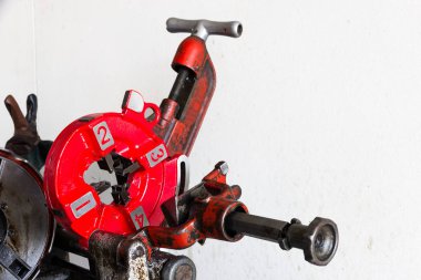 Adam çalışma boru makine iş parçacığı iş parçacığı dişli hortum bağlantı ile site yapımında yapıldı.