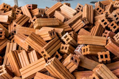 Ev yapımı site oluşturmak için ham tuğla yığını