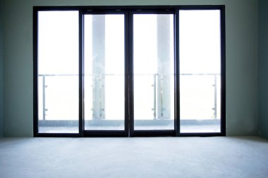 Sanayi İnşaat bina ev boş oda iç pencere ve kapı siyah alüminyum duvar altında