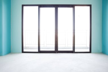 Sanayi İnşaat bina ev boş oda iç pencere ve kapı siyah alüminyum duvar altında