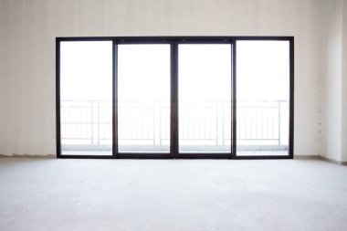 Sanayi İnşaat bina ev boş oda iç pencere ve kapı siyah alüminyum duvar altında